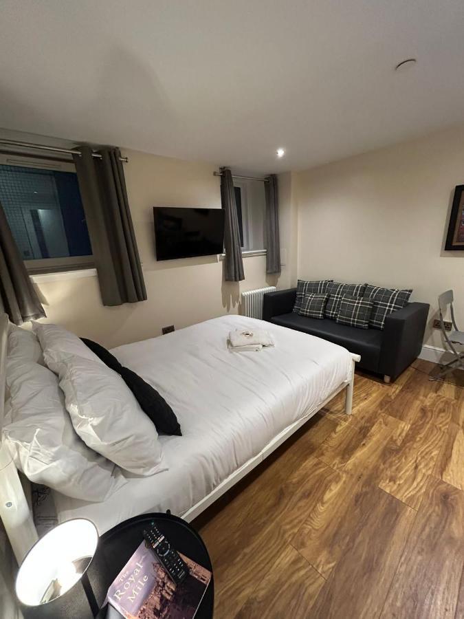 Modern Double Room With Sofa Edinburg Exteriör bild